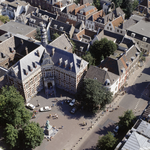 852103 Overzicht van een gedeelte van het Domplein te Utrecht, vanaf de Domtoren, uit het noordwesten, met het ...
